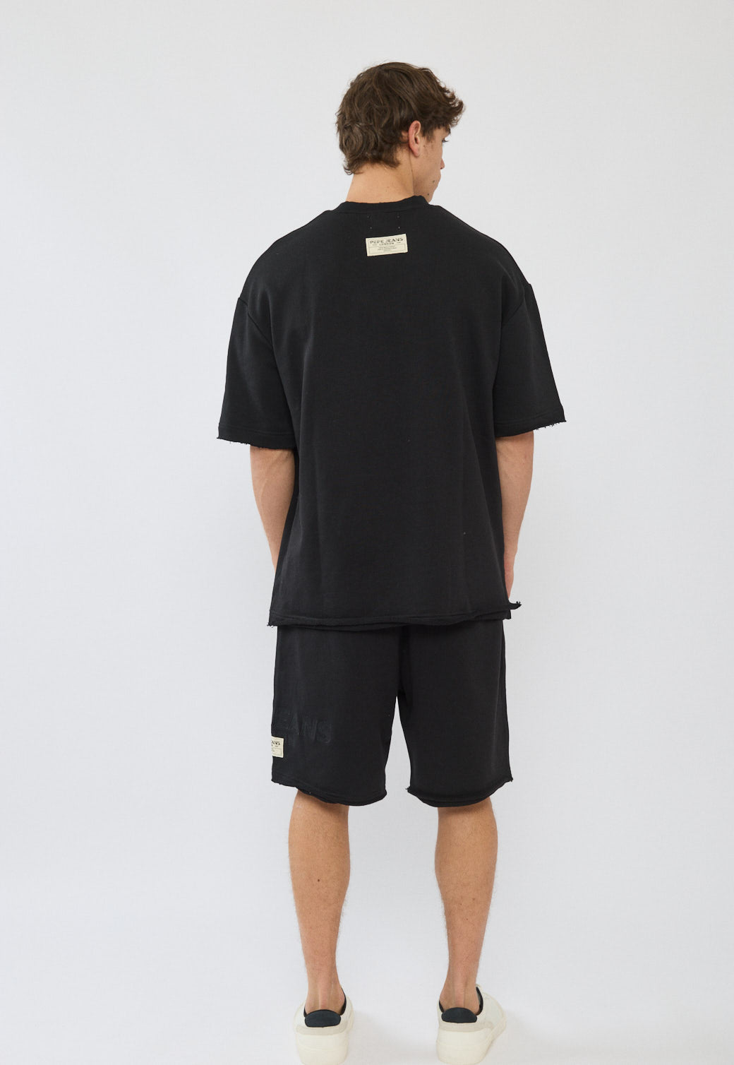 מכנסיים קצרים לגברים בצבע שחור עם לוגו