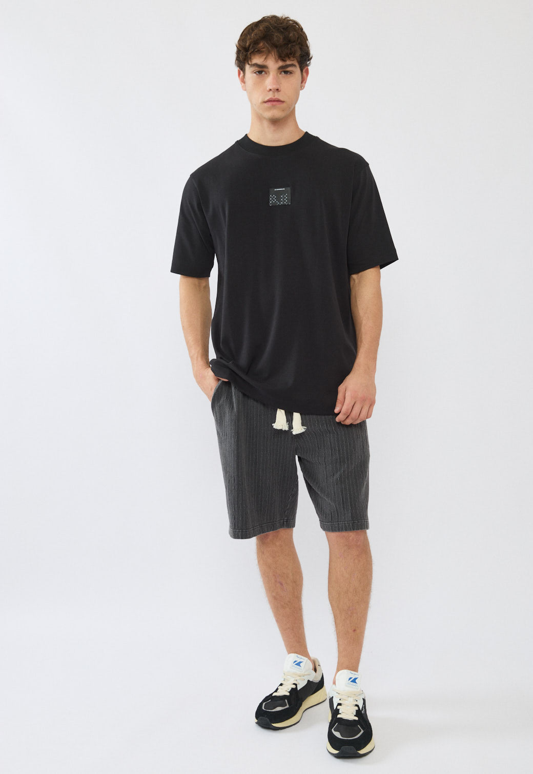 מכנסיים קצרים לגברים בצבע אפור כהה