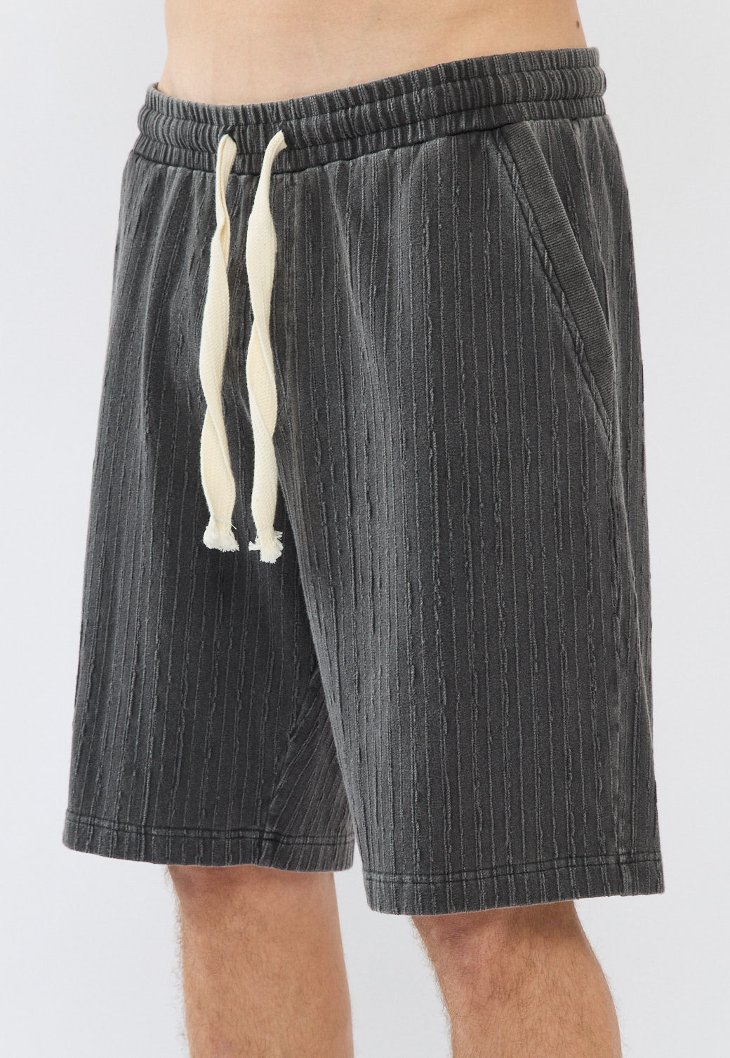 מכנסיים קצרים לגברים בצבע אפור כהה