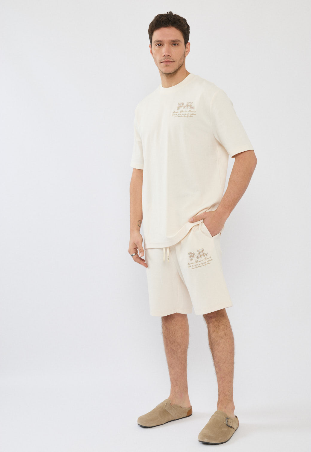 מכנסיים קצרים לגברים בצבע שמנת עם לוגו