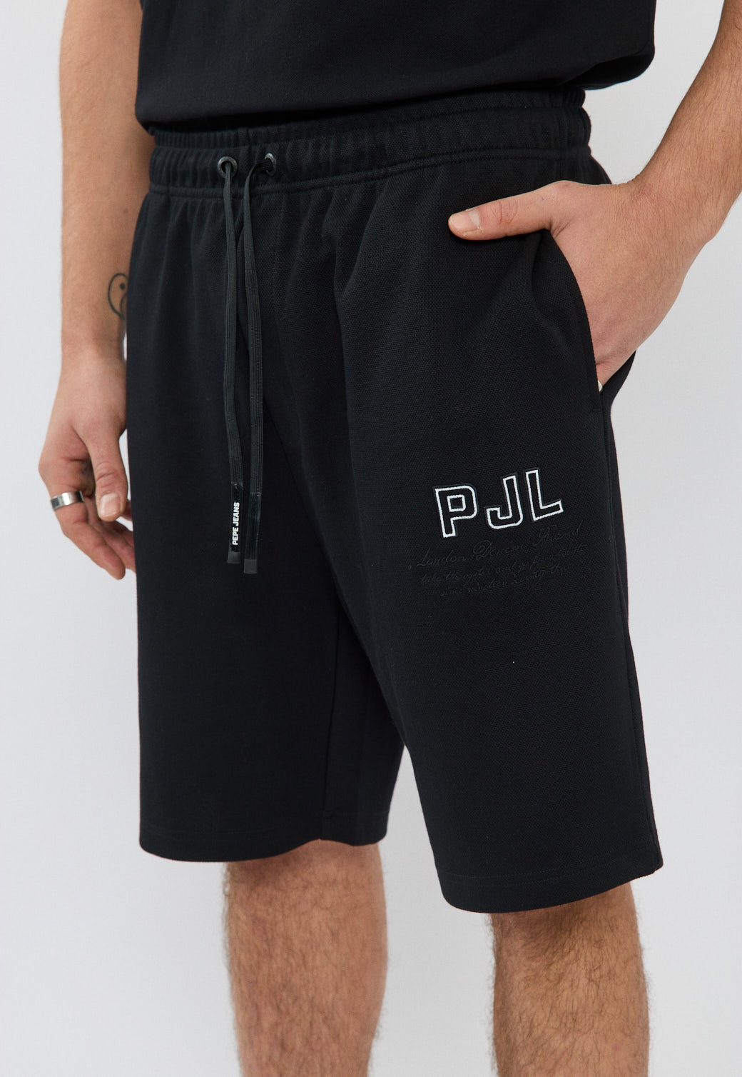מכנסיים קצרים לגברים בצבע שחור עם לוגו