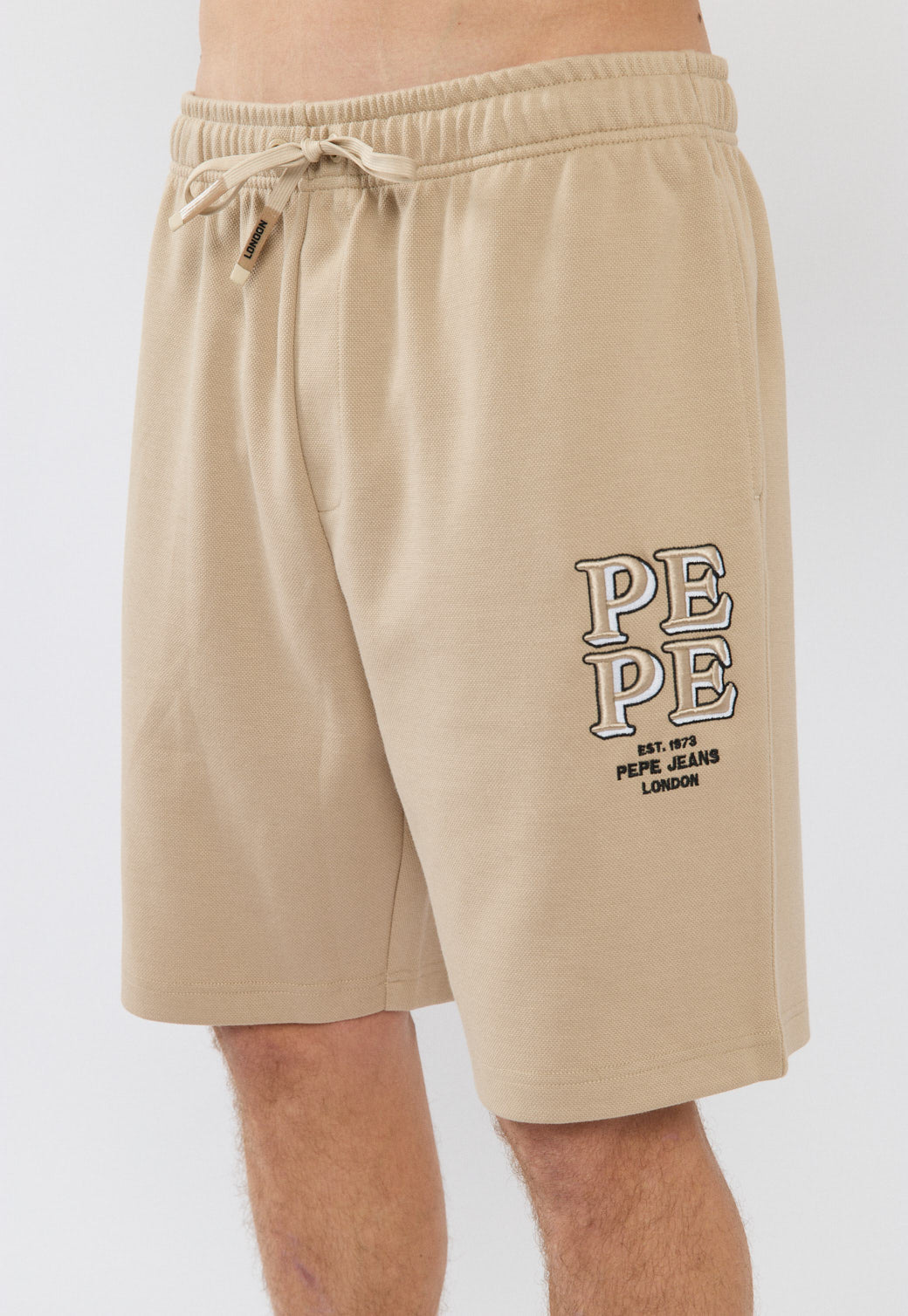 מכנסיים קצרים לגברים בצבע בז' עם לוגו