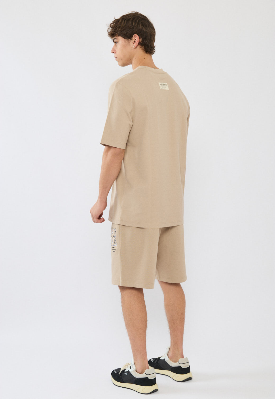 מכנסיים קצרים לגברים בצבע בז' עם לוגו