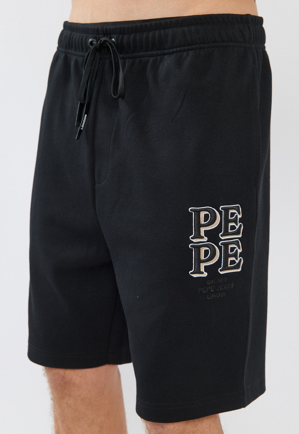 מכנסיים קצרים לגברים בצבע שחור עם לוגו