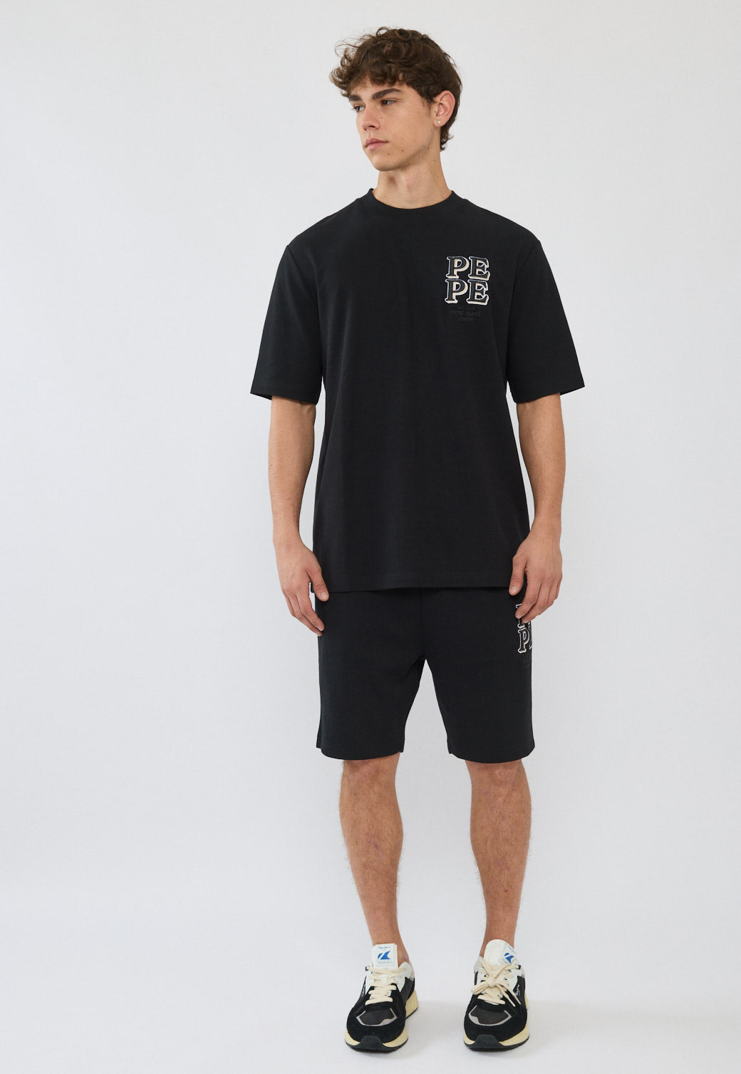 מכנסיים קצרים לגברים בצבע שחור עם לוגו