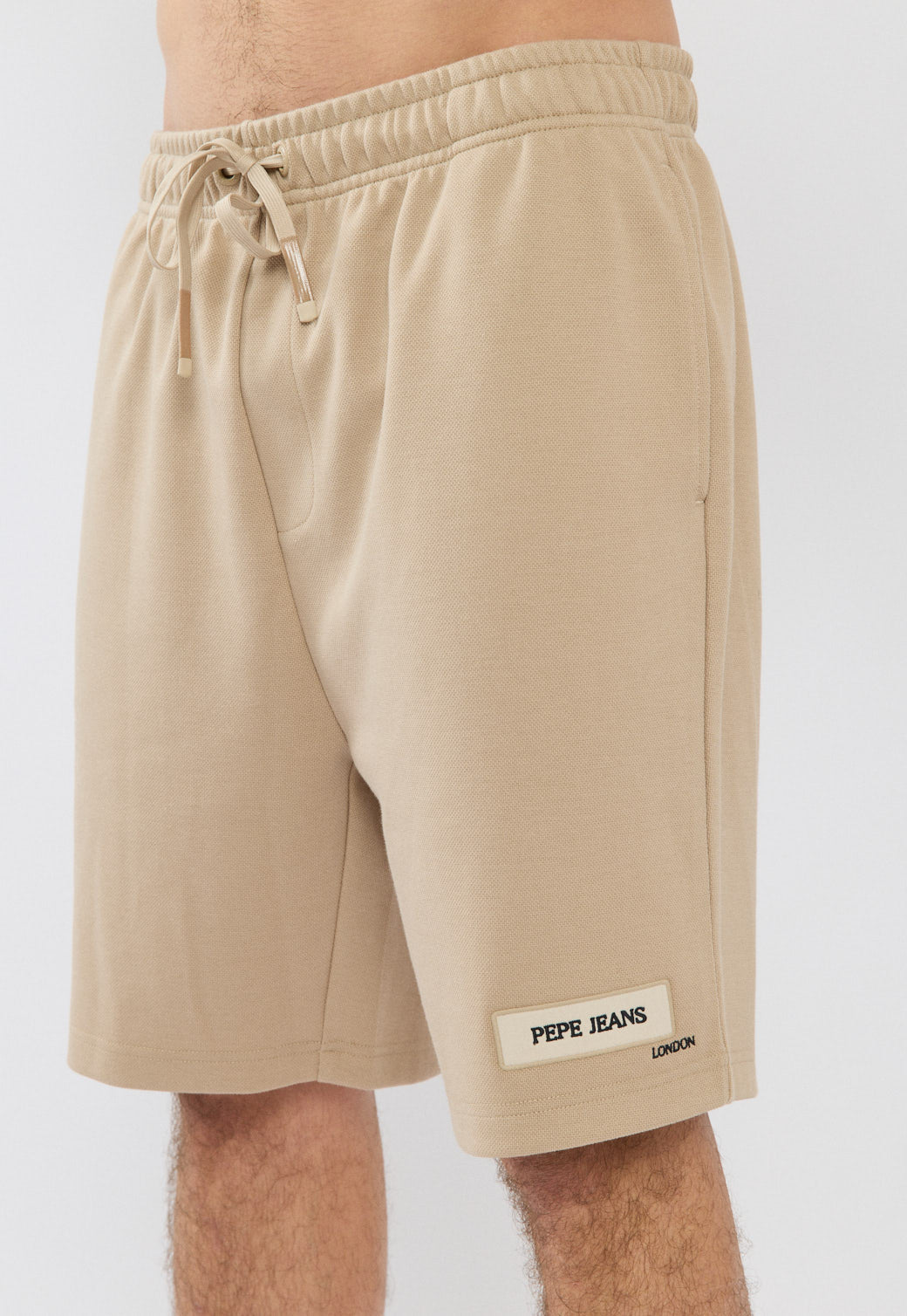 מכנסיים קצרים לגברים בצבע בז' עם לוגו
