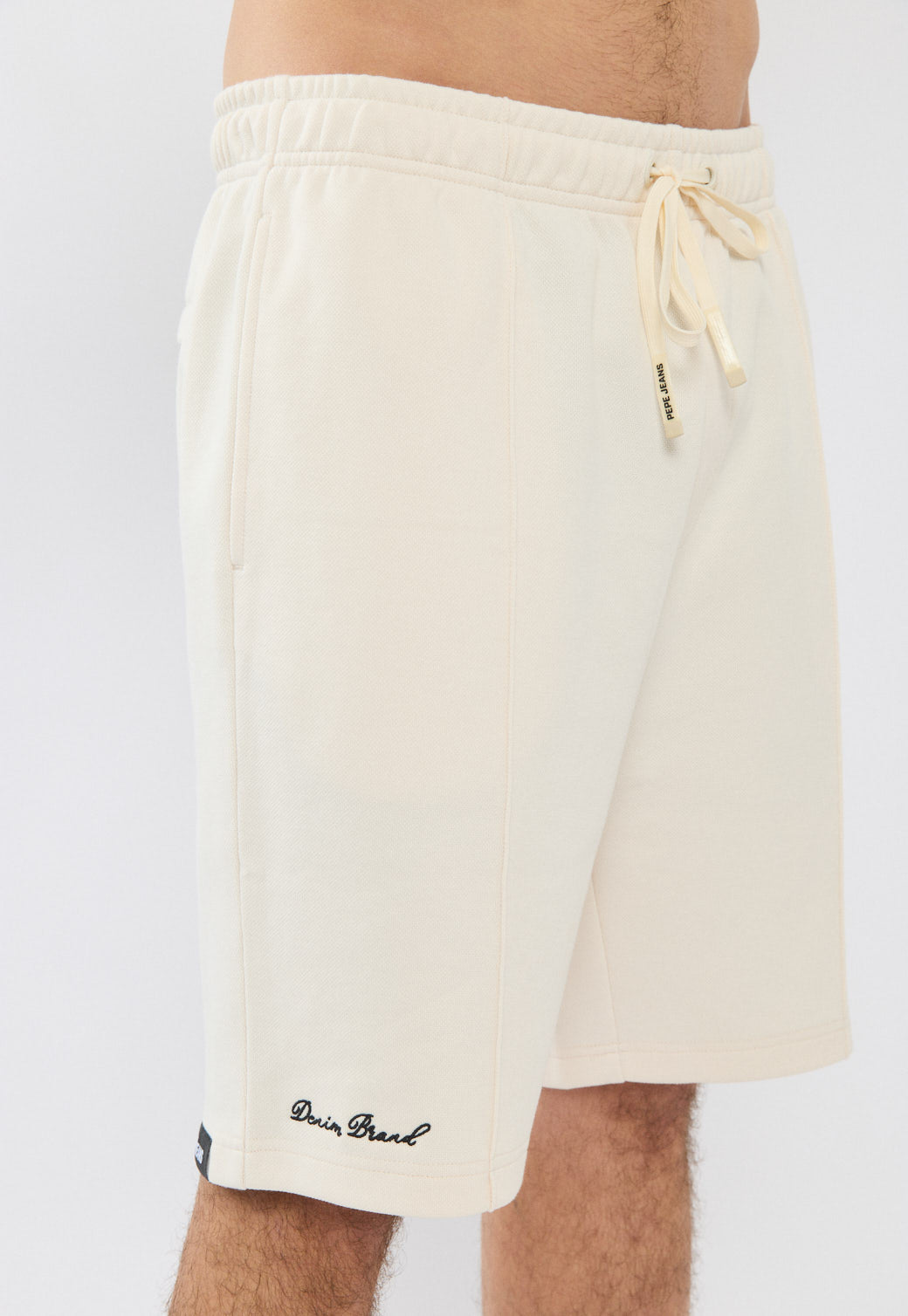 מכנסיים קצרים לגברים בצבע שמנת עם לוגו
