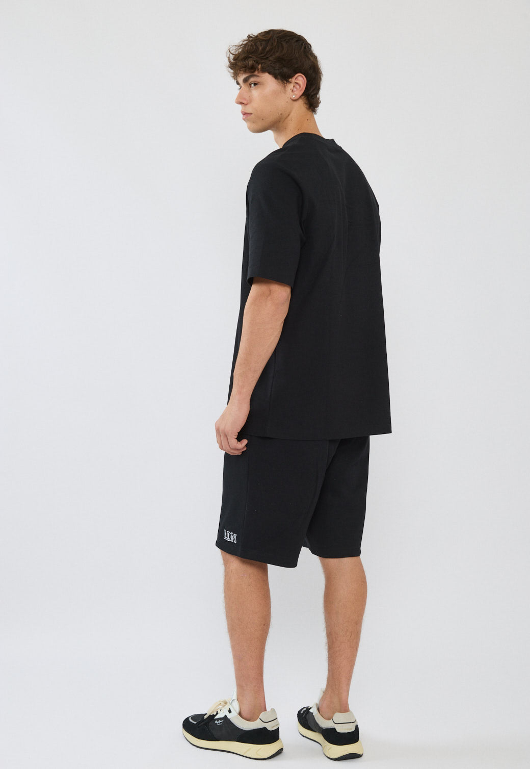 מכנסיים קצרים לגברים בצבע שחור עם לוגו