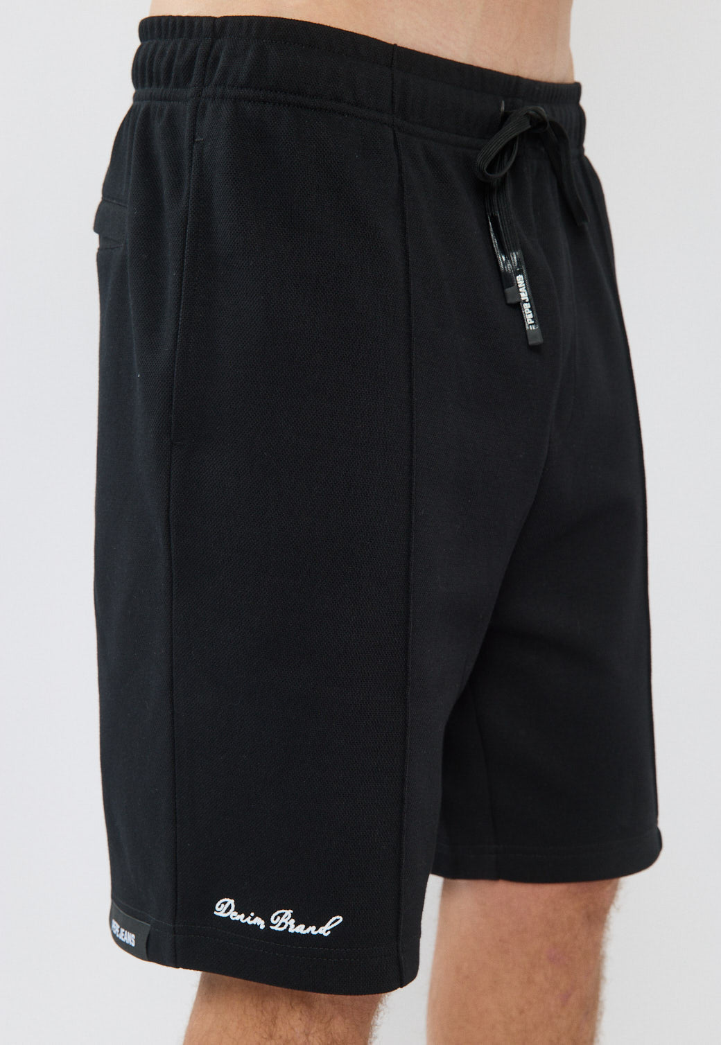 מכנסיים קצרים לגברים בצבע שחור עם לוגו