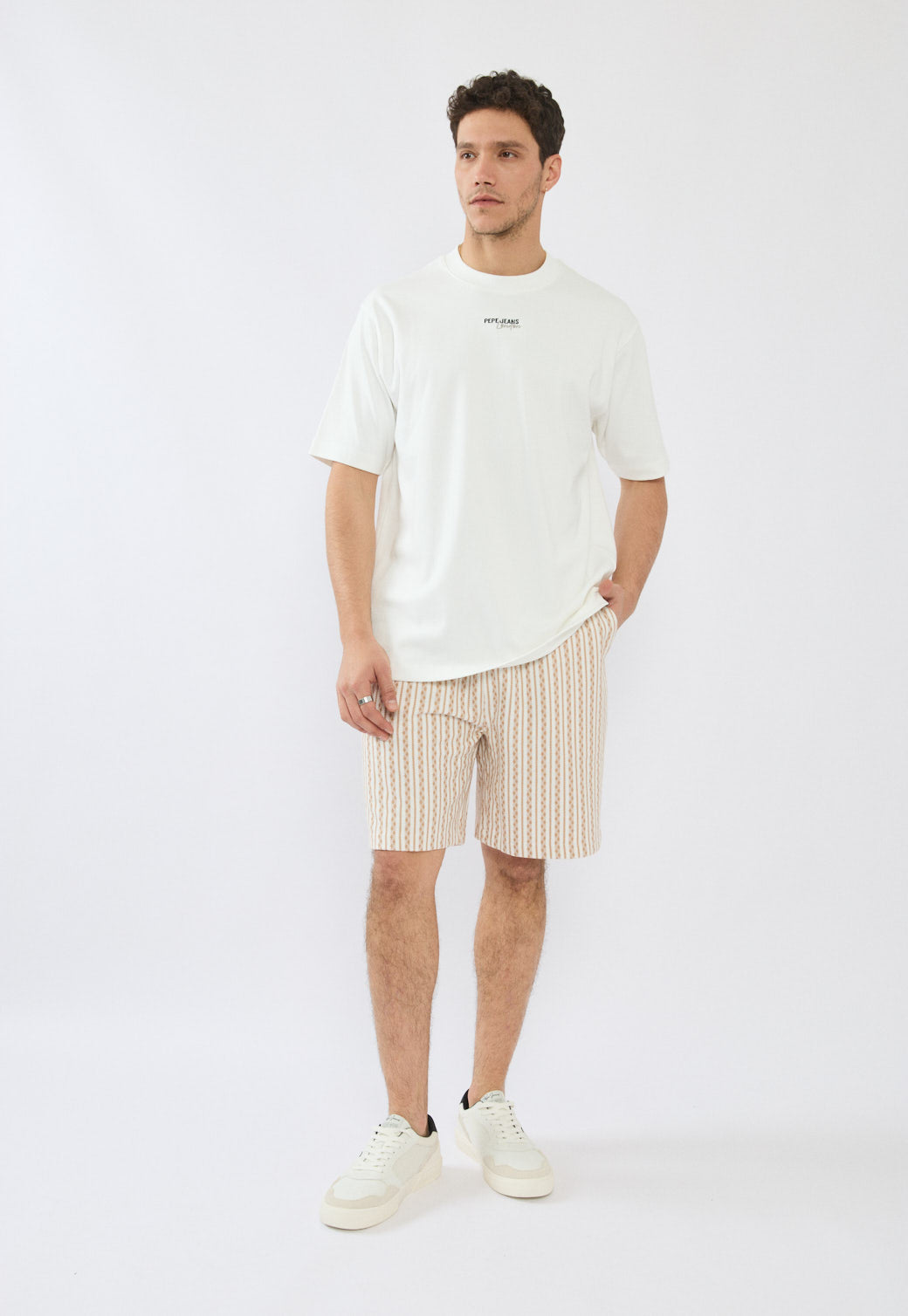 מכנסיים קצרים לגברים בצבע בז' עם פסים