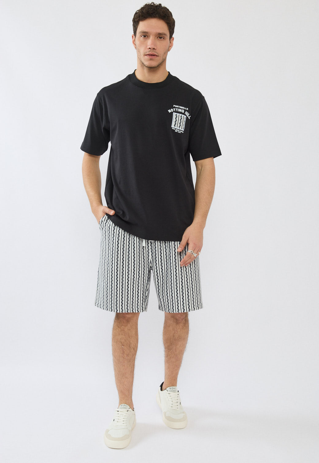 מכנסיים קצרים לגברים בצבע לבן עם פסים