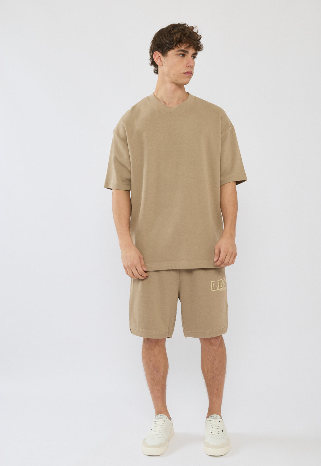 מכנסיים קצרים לגברים בצבע חום עם לוגו