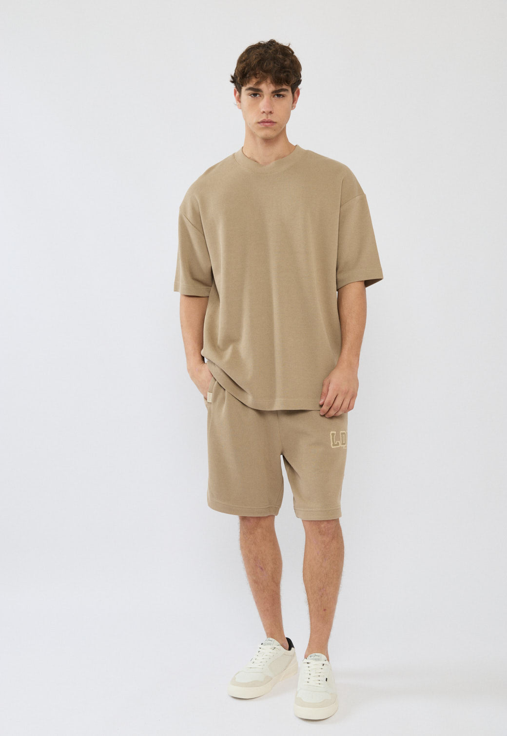 מכנסיים קצרים לגברים בצבע חום עם לוגו