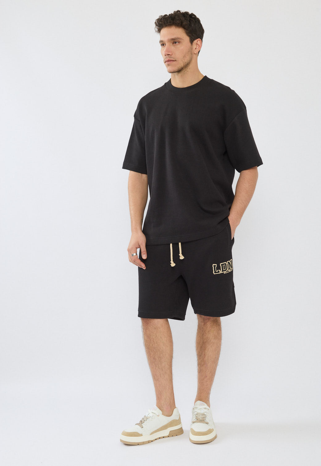 מכנסיים קצרים לגברים בצבע שחור עם לוגו