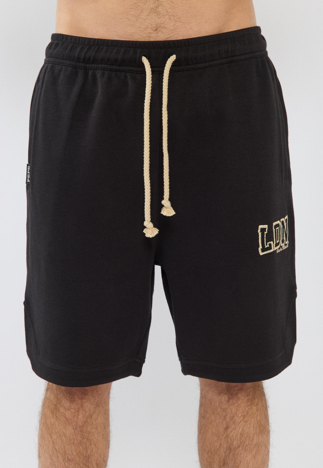 מכנסיים קצרים לגברים בצבע שחור עם לוגו