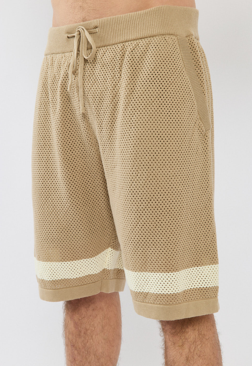 מכנסיים קצרים לגברים בצבע בז' מבד רשת