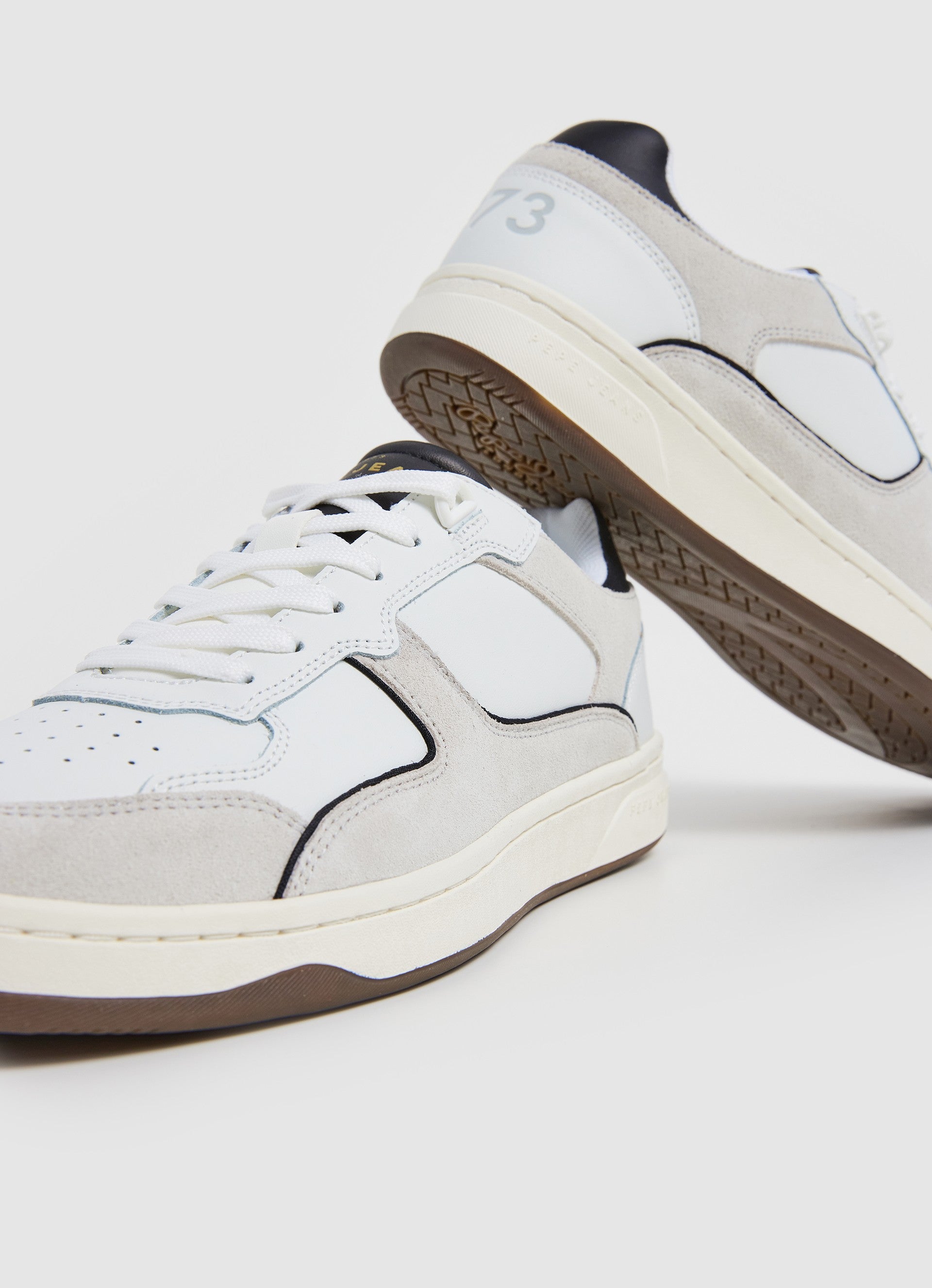 סניקרס לגברים בעיצוב רטרו בצבע לבן ואפור