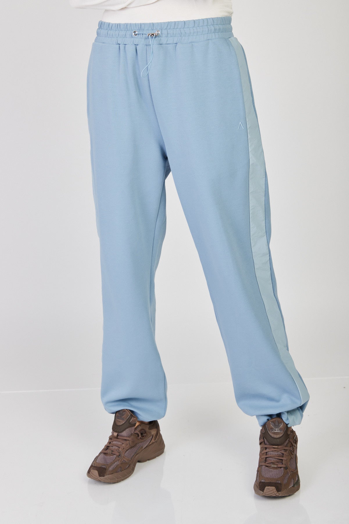 מכנסי טרנינג רחבים Helena בצבע תכלת