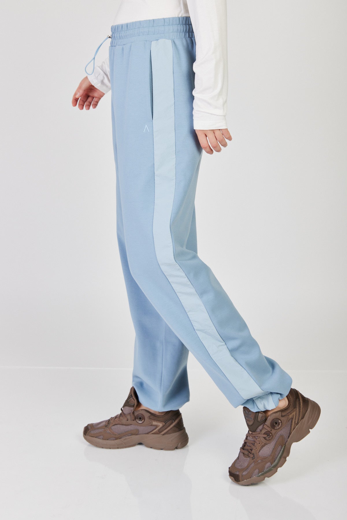 מכנסי טרנינג רחבים Helena בצבע תכלת