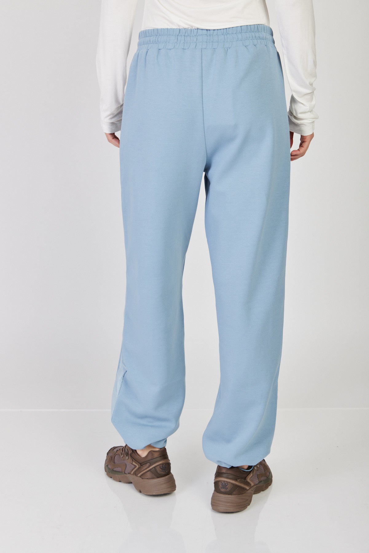 מכנסי טרנינג רחבים Helena בצבע תכלת