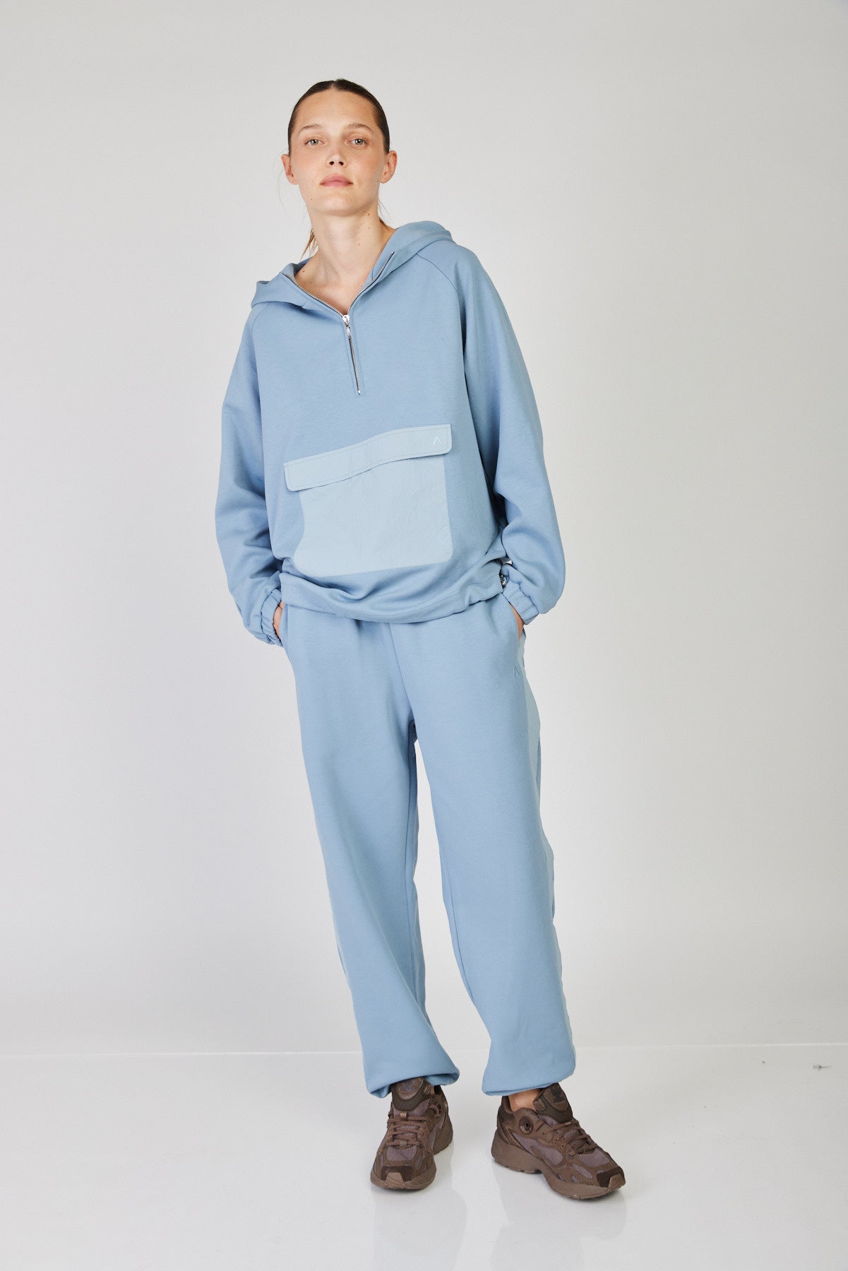 מכנסי טרנינג רחבים Helena בצבע תכלת