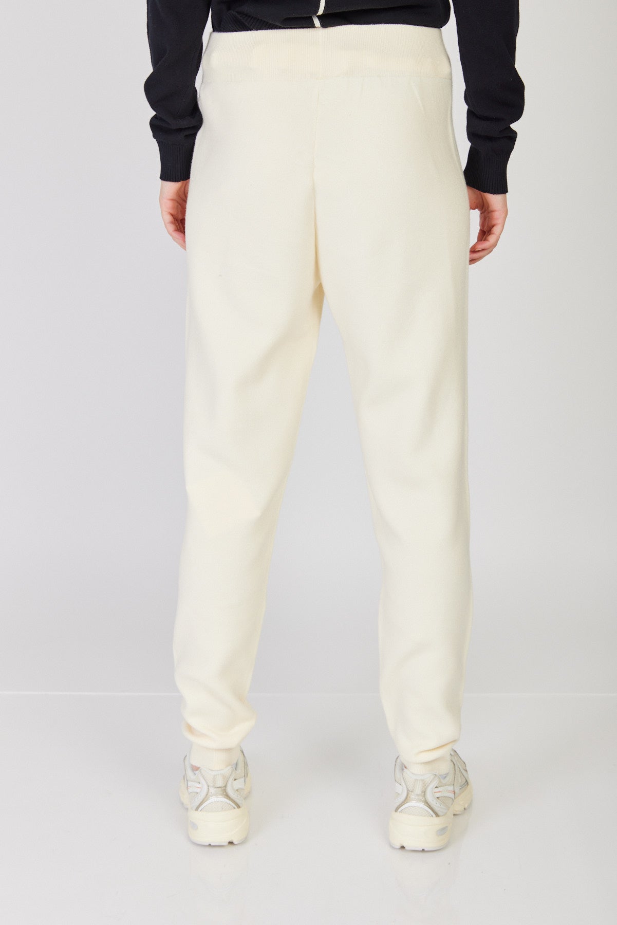 מכנסי טרנינג ארוכים James בצבע קרם