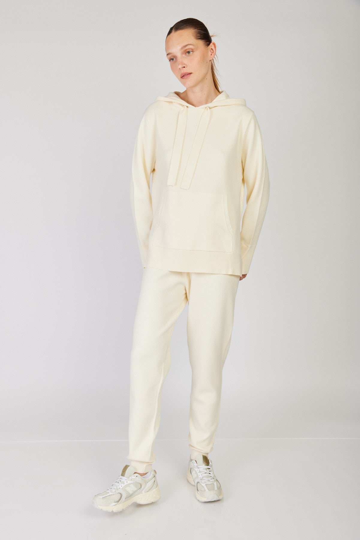 מכנסי טרנינג ארוכים James בצבע קרם