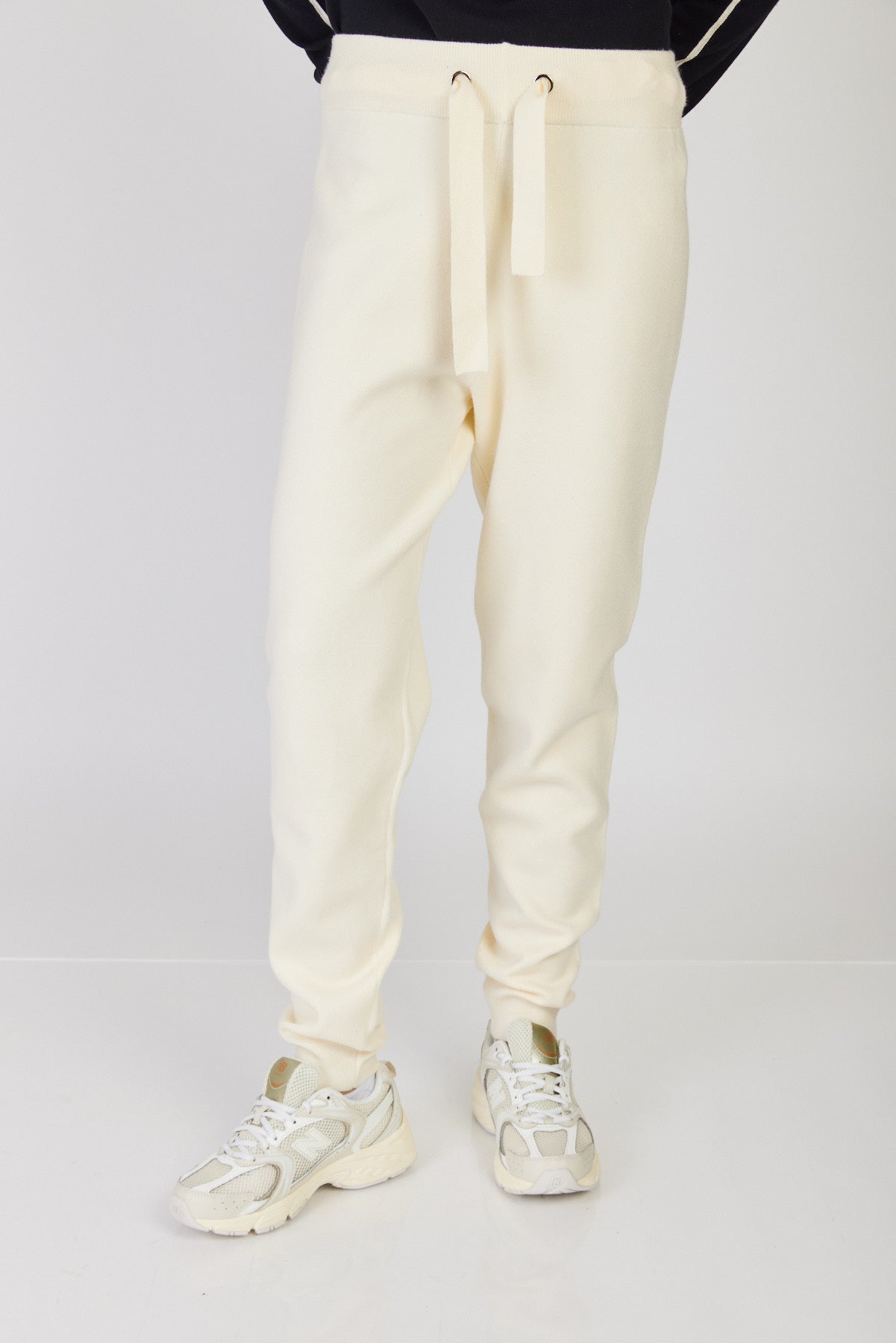 מכנסי טרנינג ארוכים James בצבע קרם
