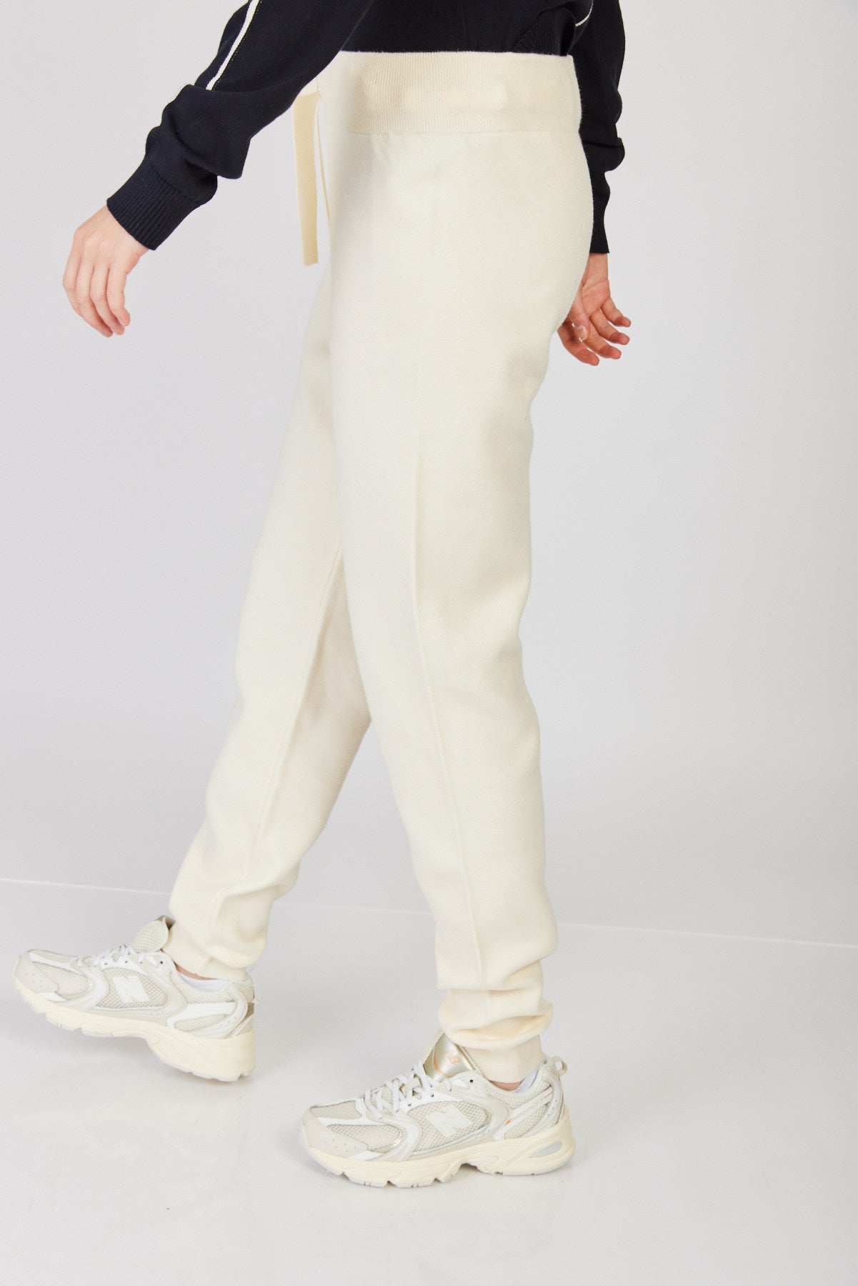 מכנסי טרנינג ארוכים James בצבע קרם