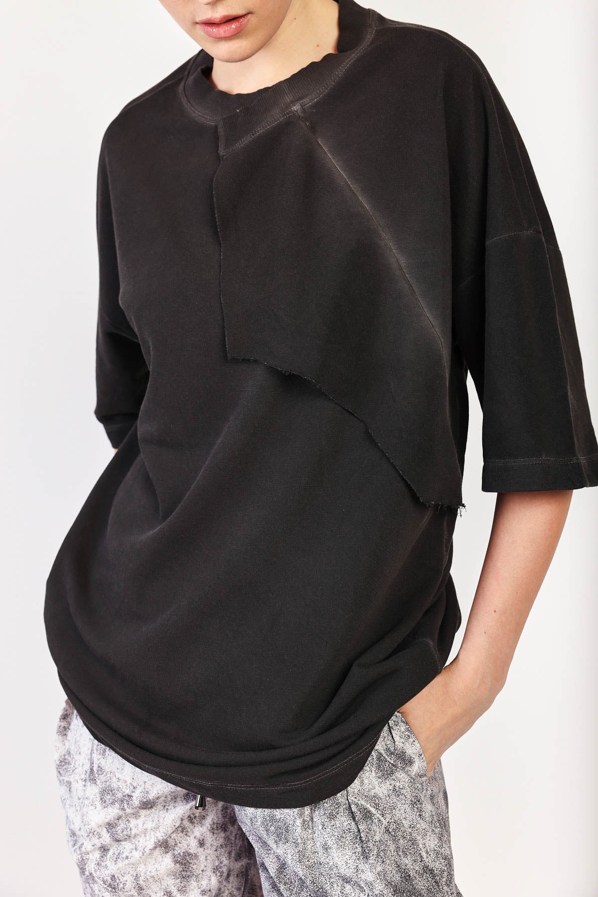 טי שירט קצרה Rip-Ed בצבע פחם