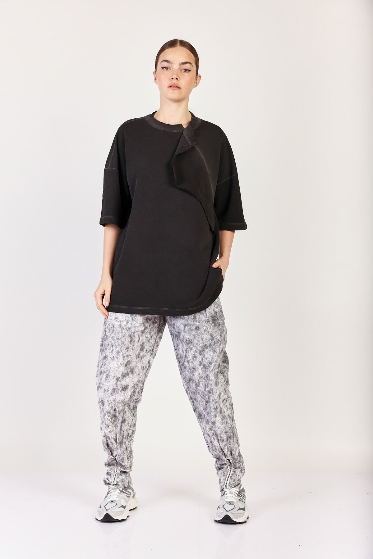 טי שירט קצרה Rip-Ed בצבע פחם