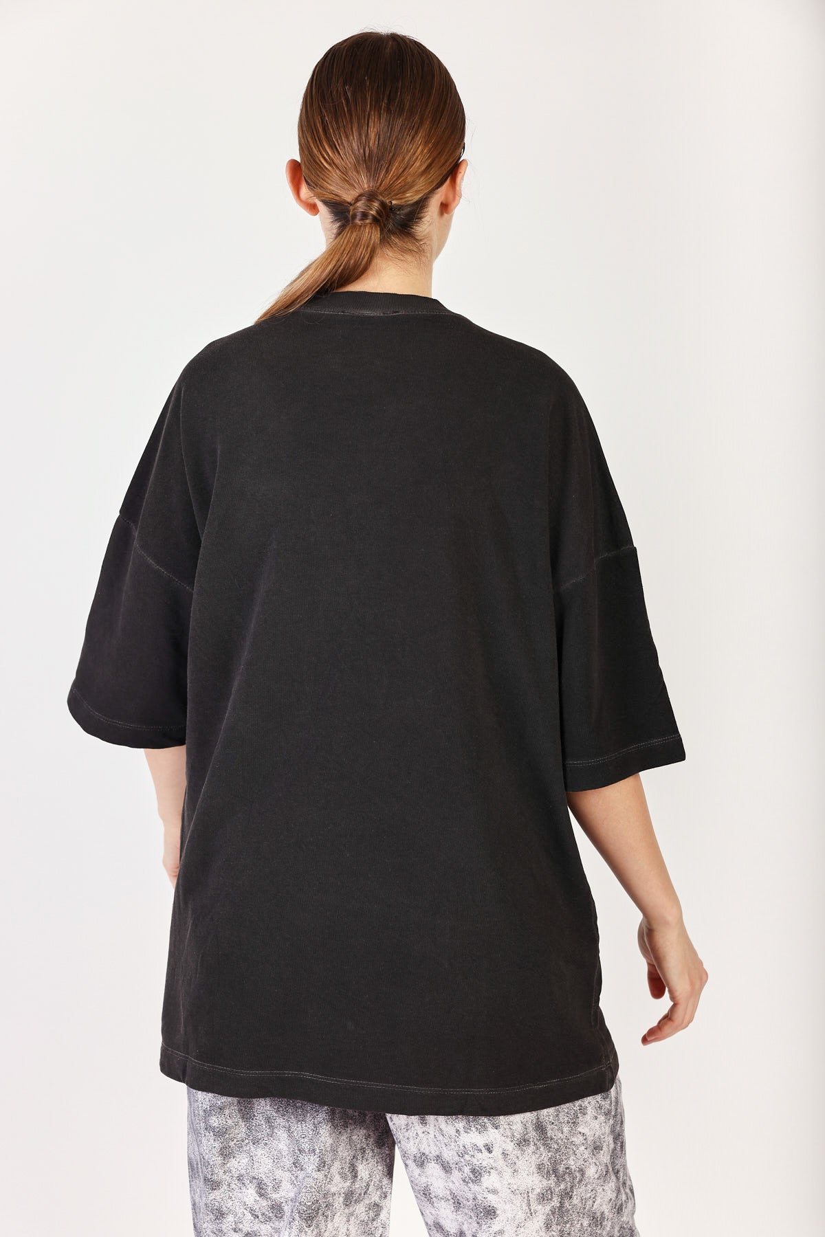 טי שירט קצרה Rip-Ed בצבע פחם