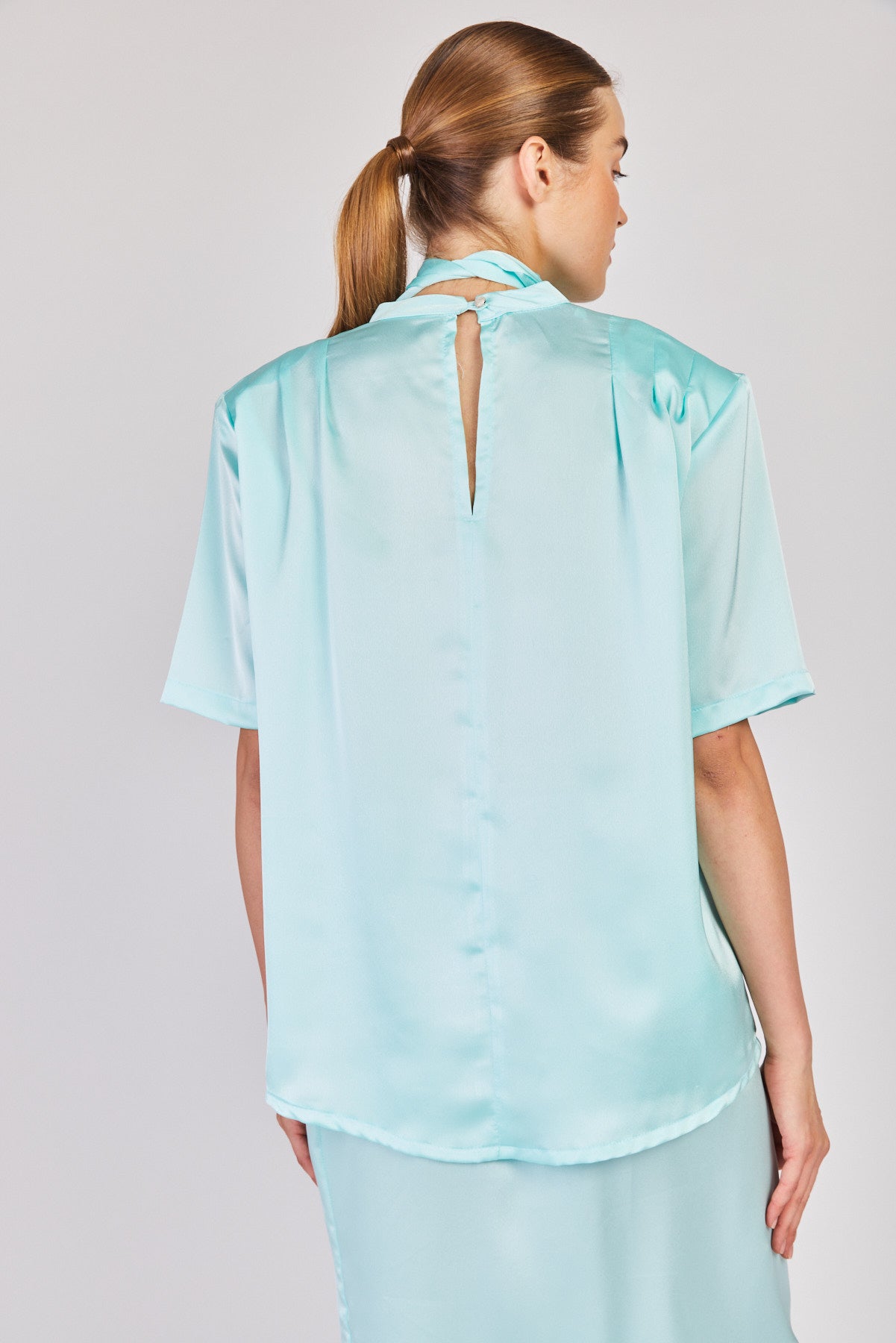 חולצת סאטן נעמי בצבע טורקיז