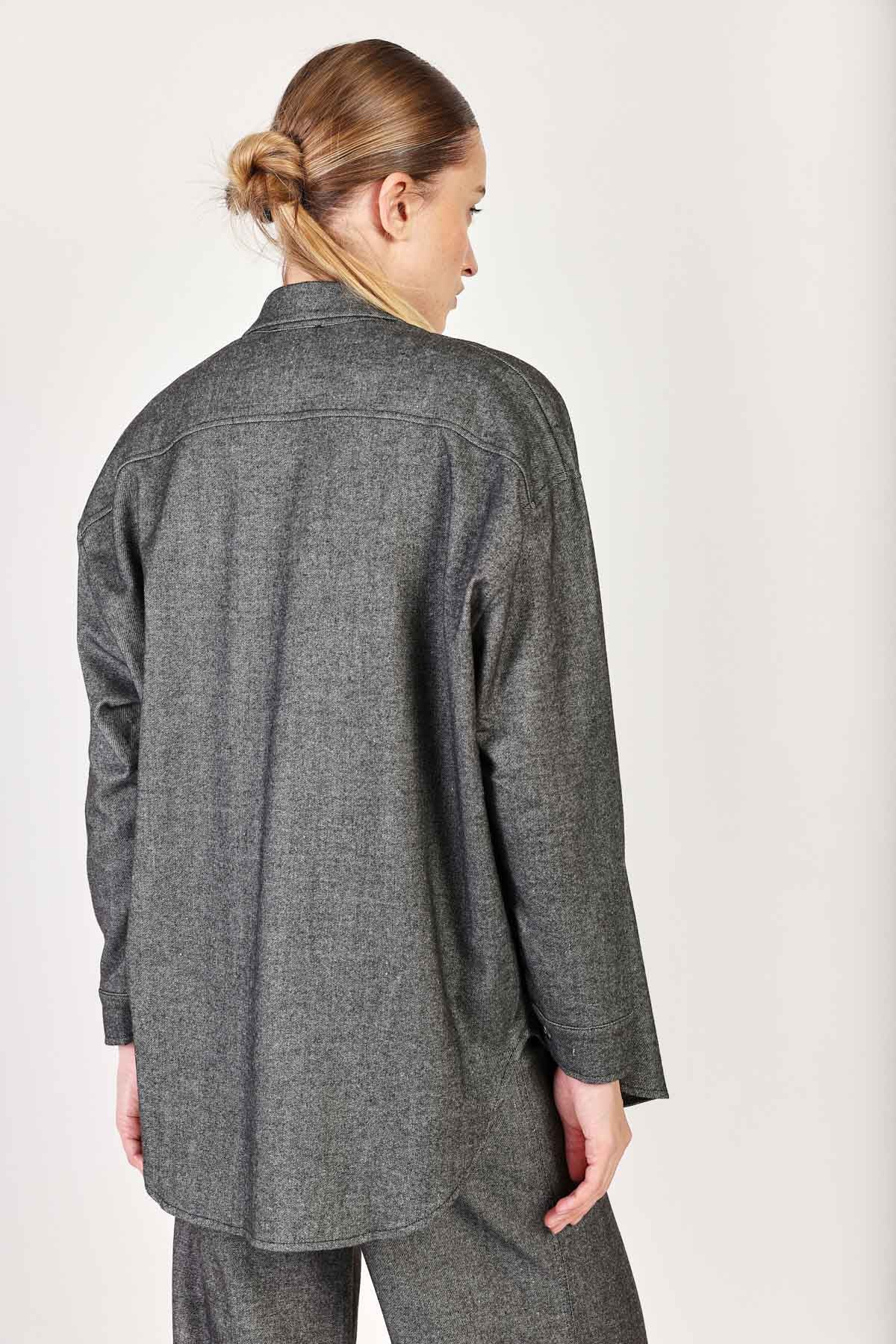 חולצת ג'קט Carla בצבע שחור