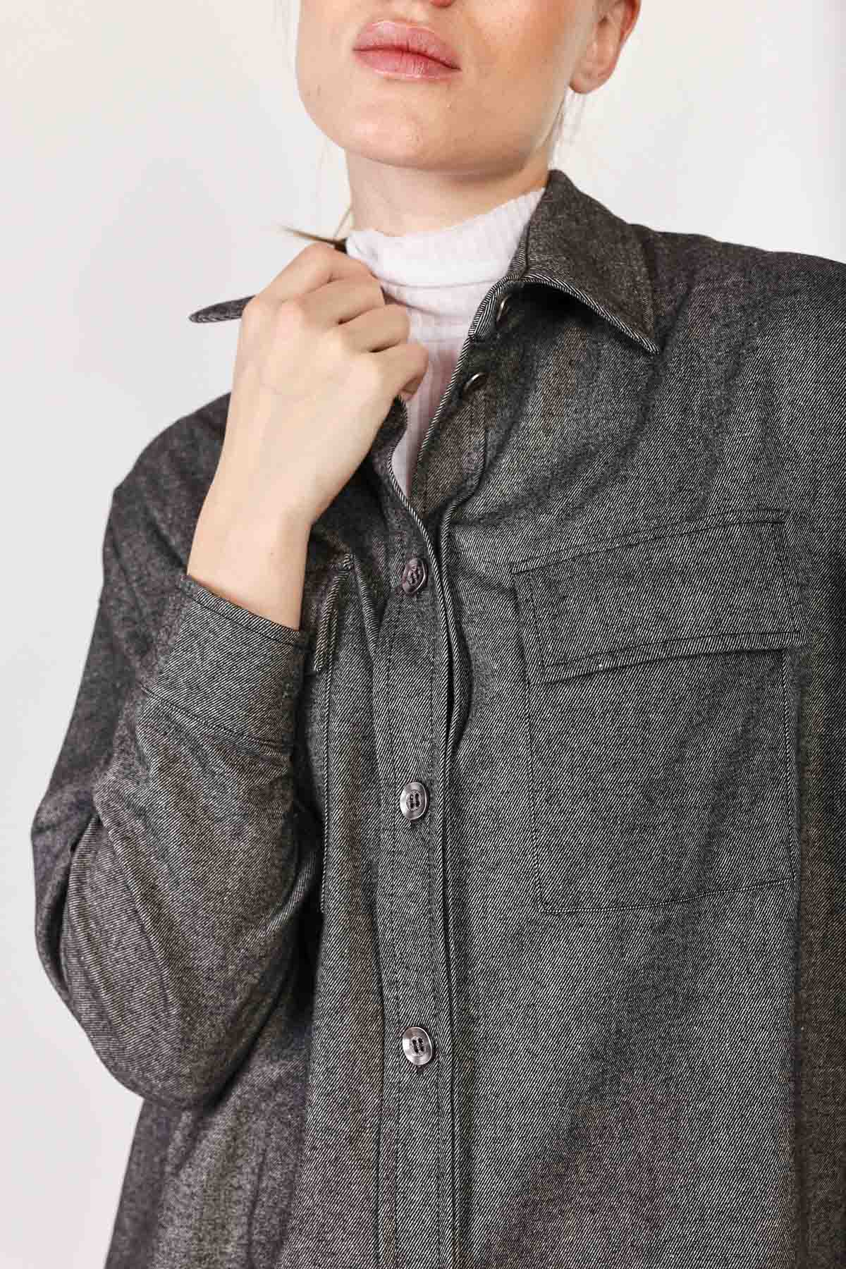 חולצת ג'קט Carla בצבע שחור