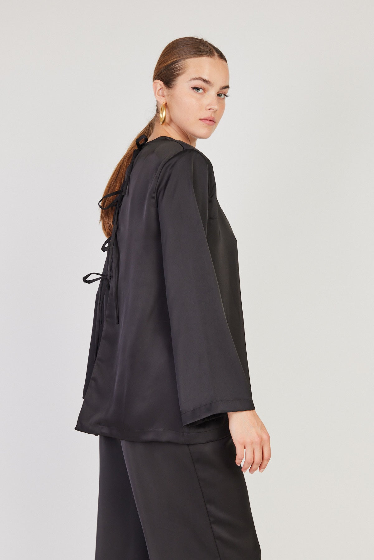 חולצת  Himani בצבע שחור
