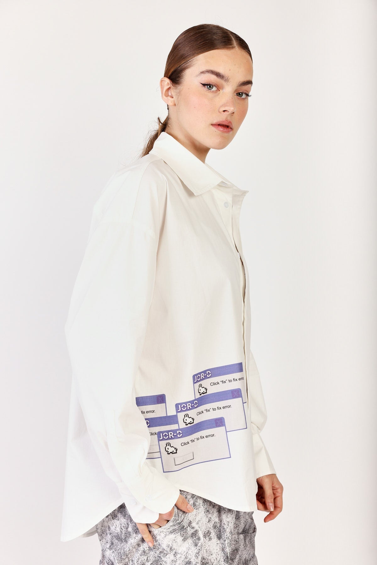 חולצת אוברסייז אוקספורד בצבע לבן