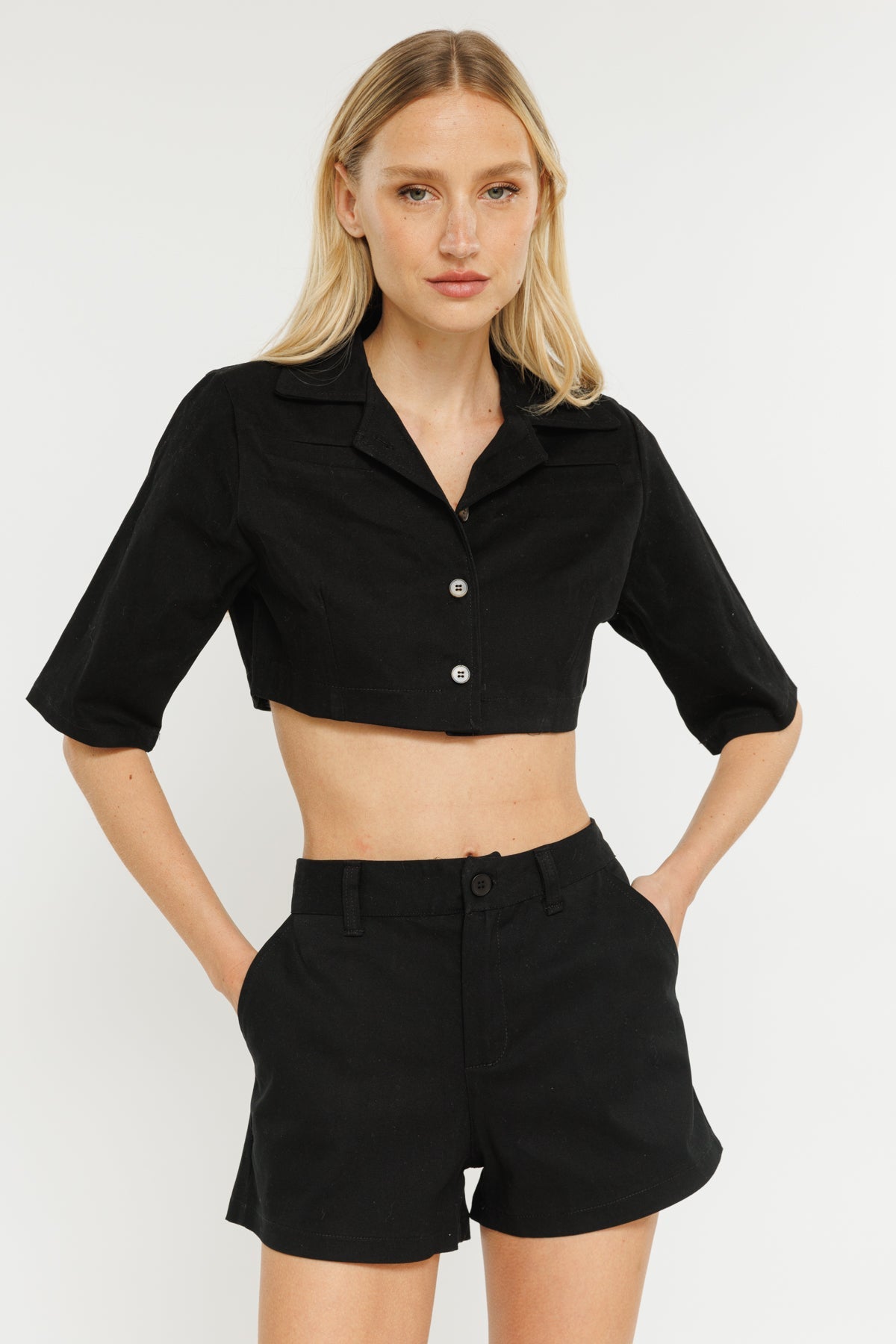 חולצת קרופ מכופתרת Meme בצבע שחור