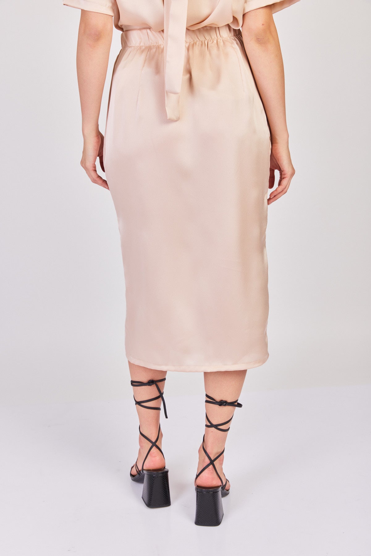 חצאית מידי סאטן נעמי בצבע ניוד