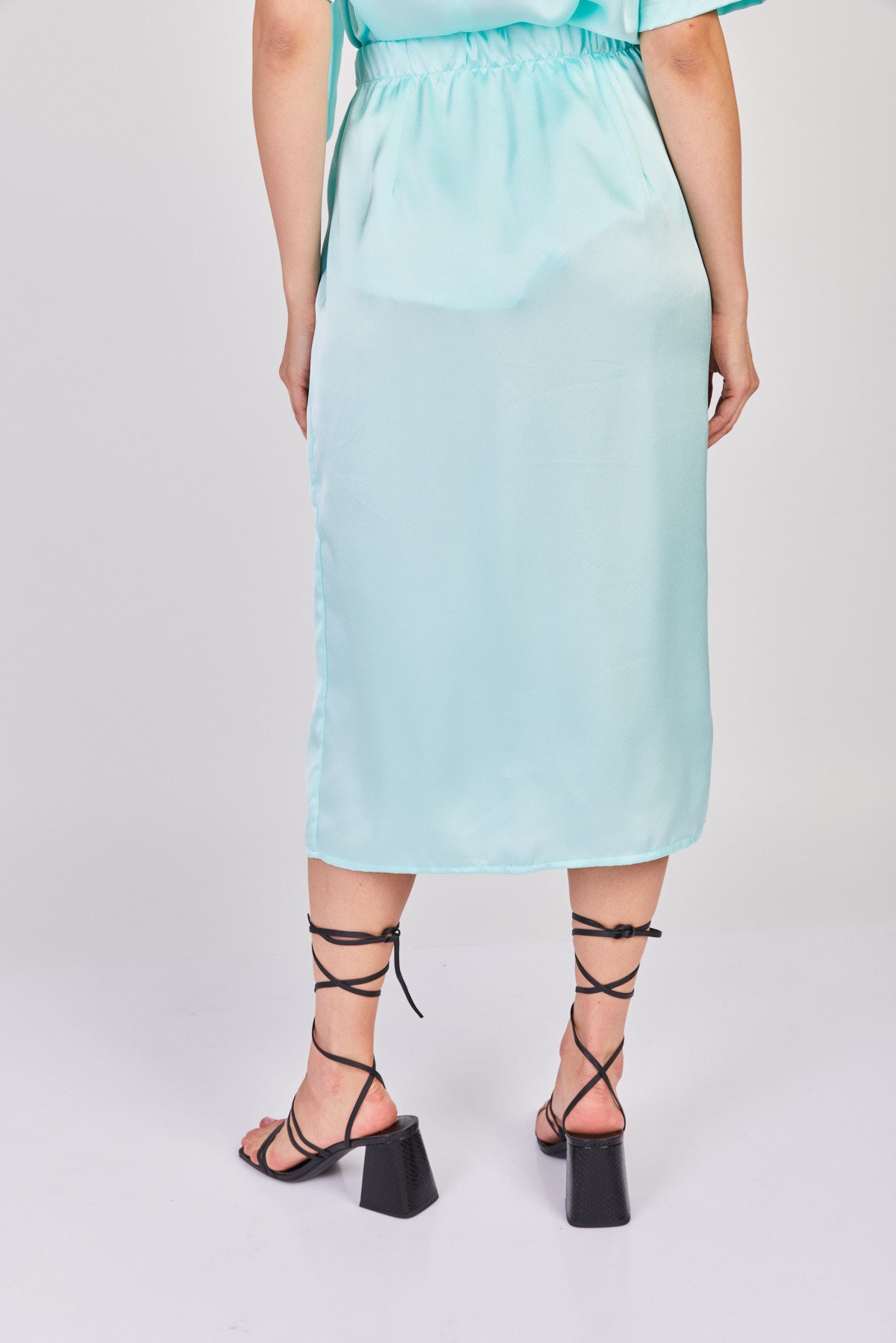 חצאית מידי סאטן נעמי בצבע טורקיז