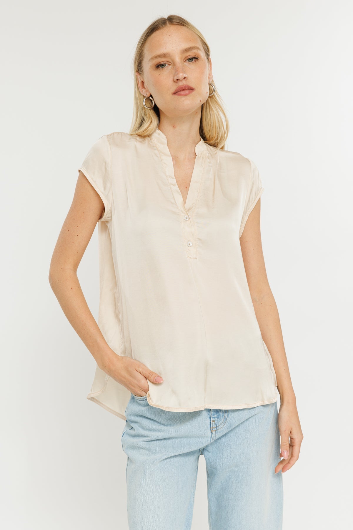 טי שירט קצרה עם כפתורים Satin בצבע קרם