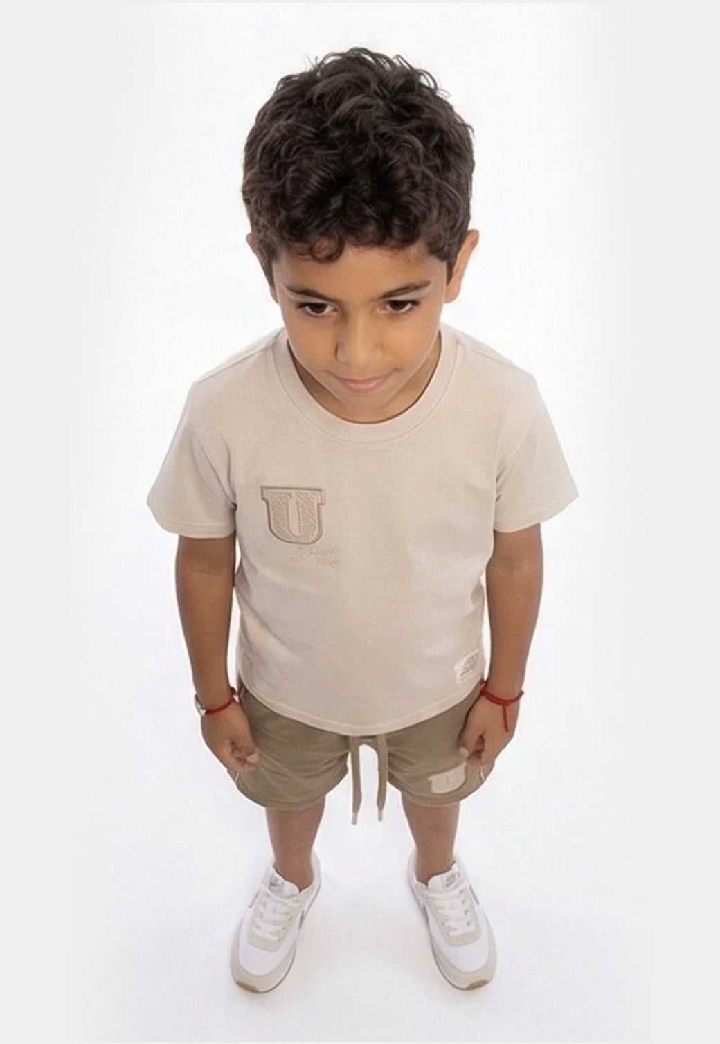 סט טי שירט ומכנס קצר UMBRO לילדים בצבעי שמנת וחאקי