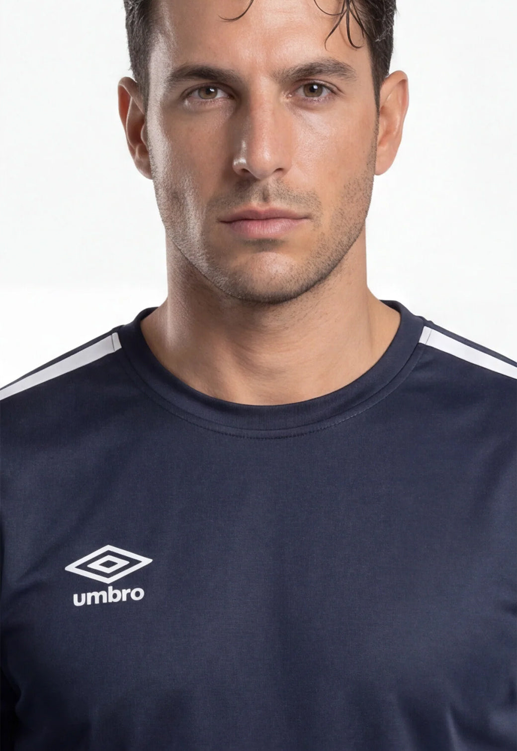 סט אימון UMBRO לגברים בצבע כחול נייבי טי שירט ומכנס קצר