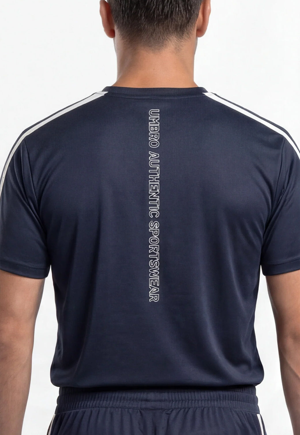 סט אימון UMBRO לגברים בצבע כחול נייבי טי שירט ומכנס קצר