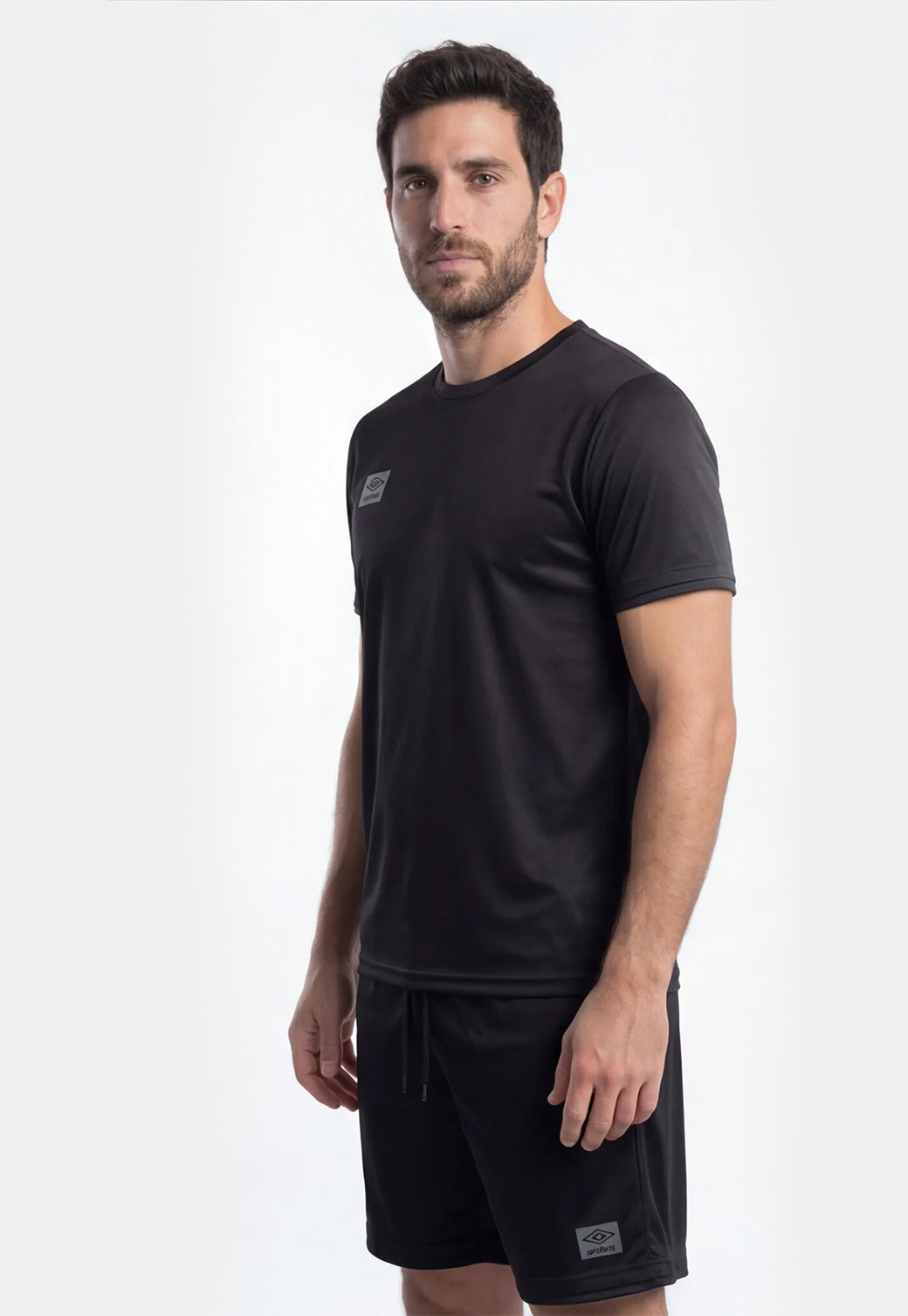 סט אימון UMBRO לגברים בצבע שחור – טי שירט ומכנס קצר עם סטריפ לוגו