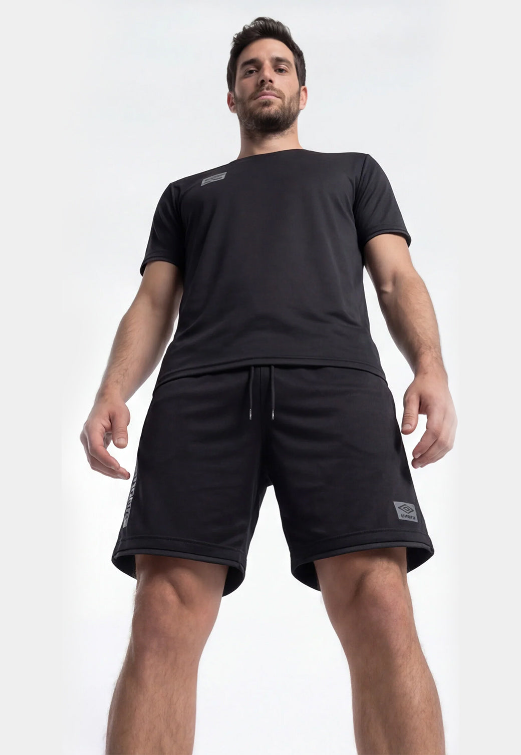 סט אימון UMBRO לגברים בצבע שחור – טי שירט ומכנס קצר עם סטריפ לוגו