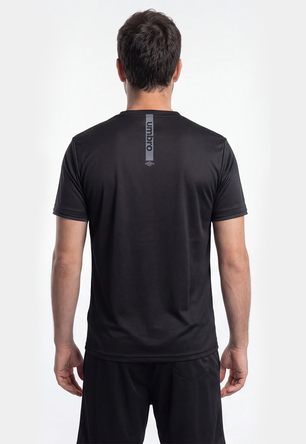 סט אימון UMBRO לגברים בצבע שחור – טי שירט ומכנס קצר עם סטריפ לוגו