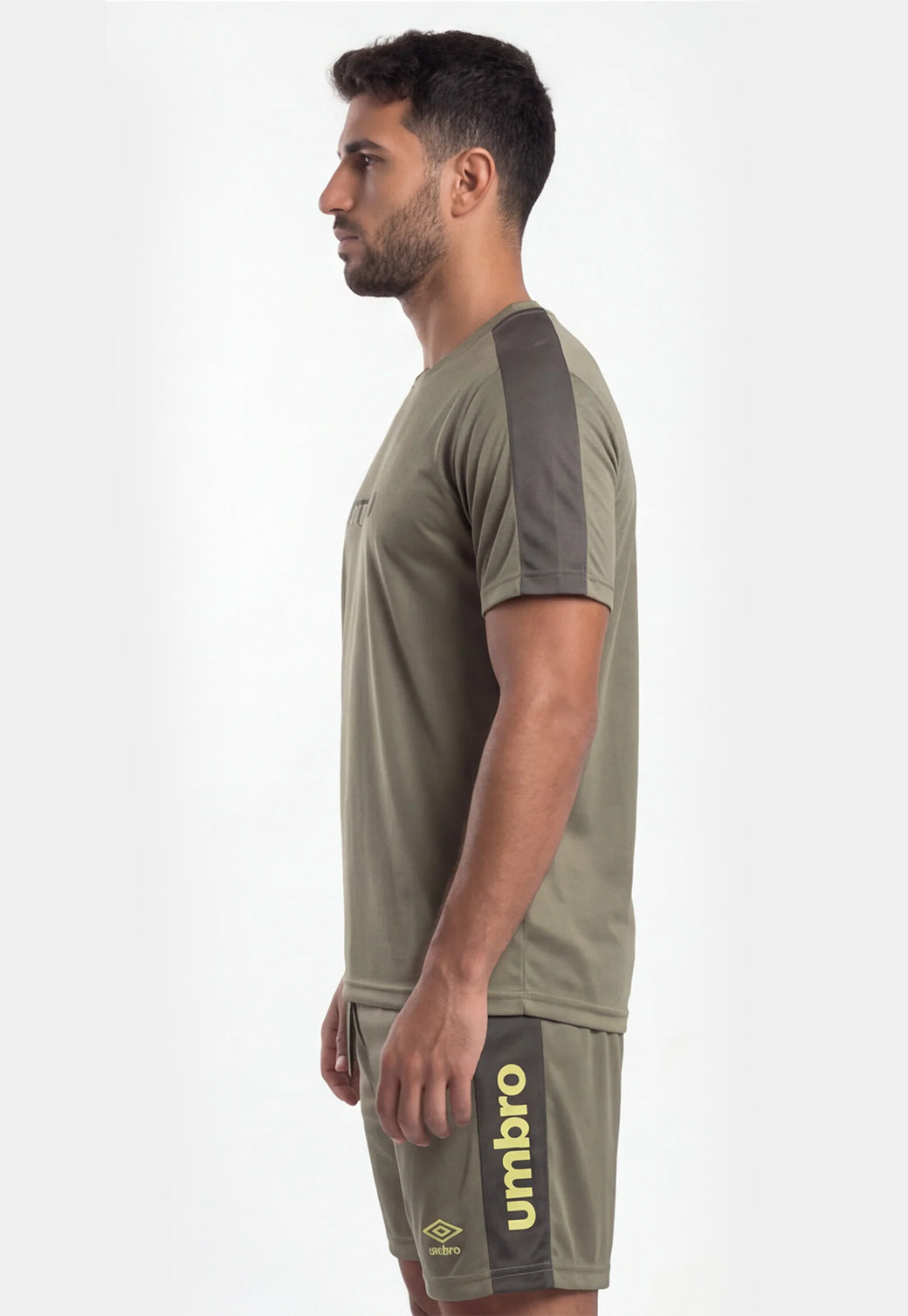 סט אימון UMBRO לגברים בצבע זית – טי שירט ומכנס קצר עם לוגו צהוב