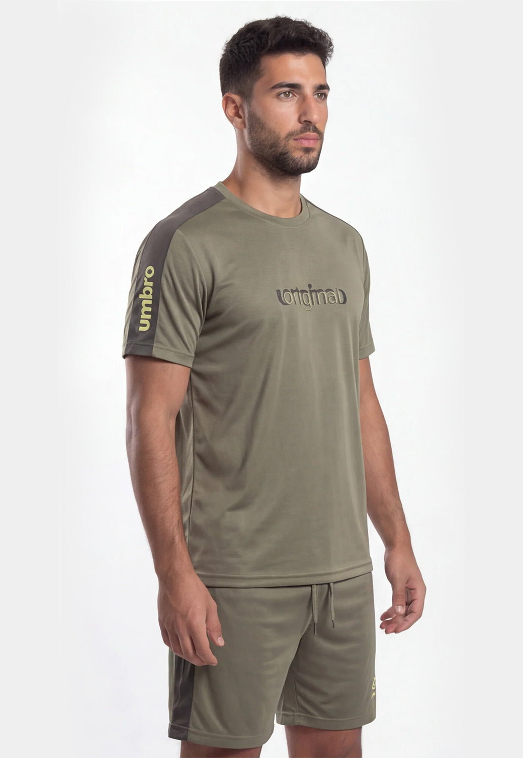 סט אימון UMBRO לגברים בצבע זית – טי שירט ומכנס קצר עם לוגו צהוב