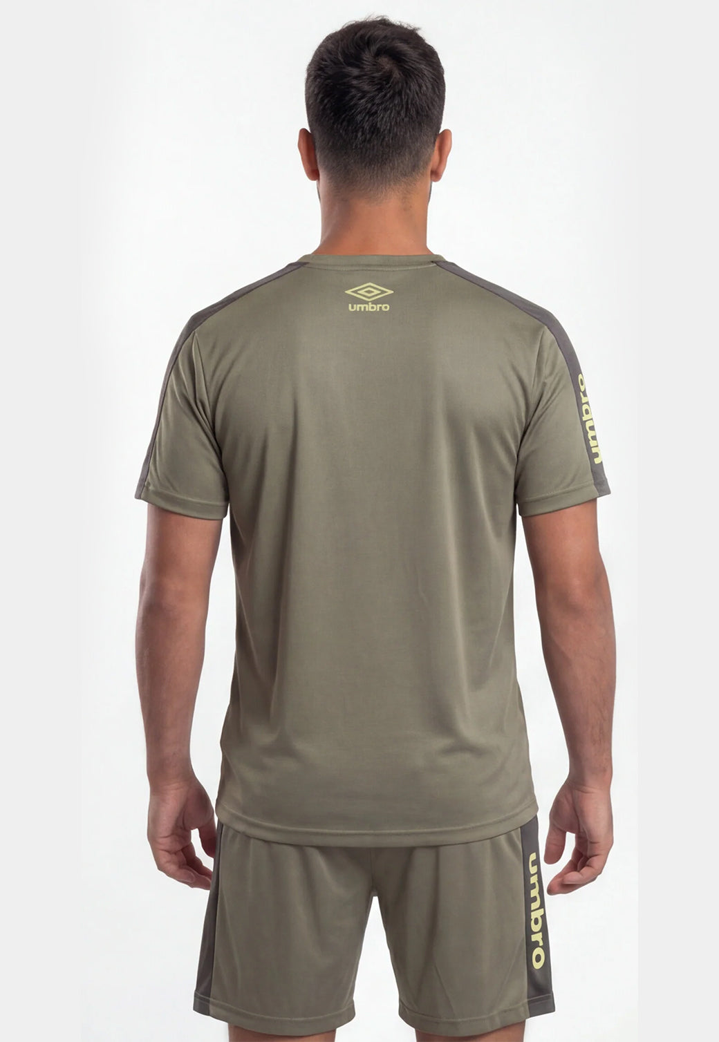 סט אימון UMBRO לגברים בצבע זית – טי שירט ומכנס קצר עם לוגו צהוב